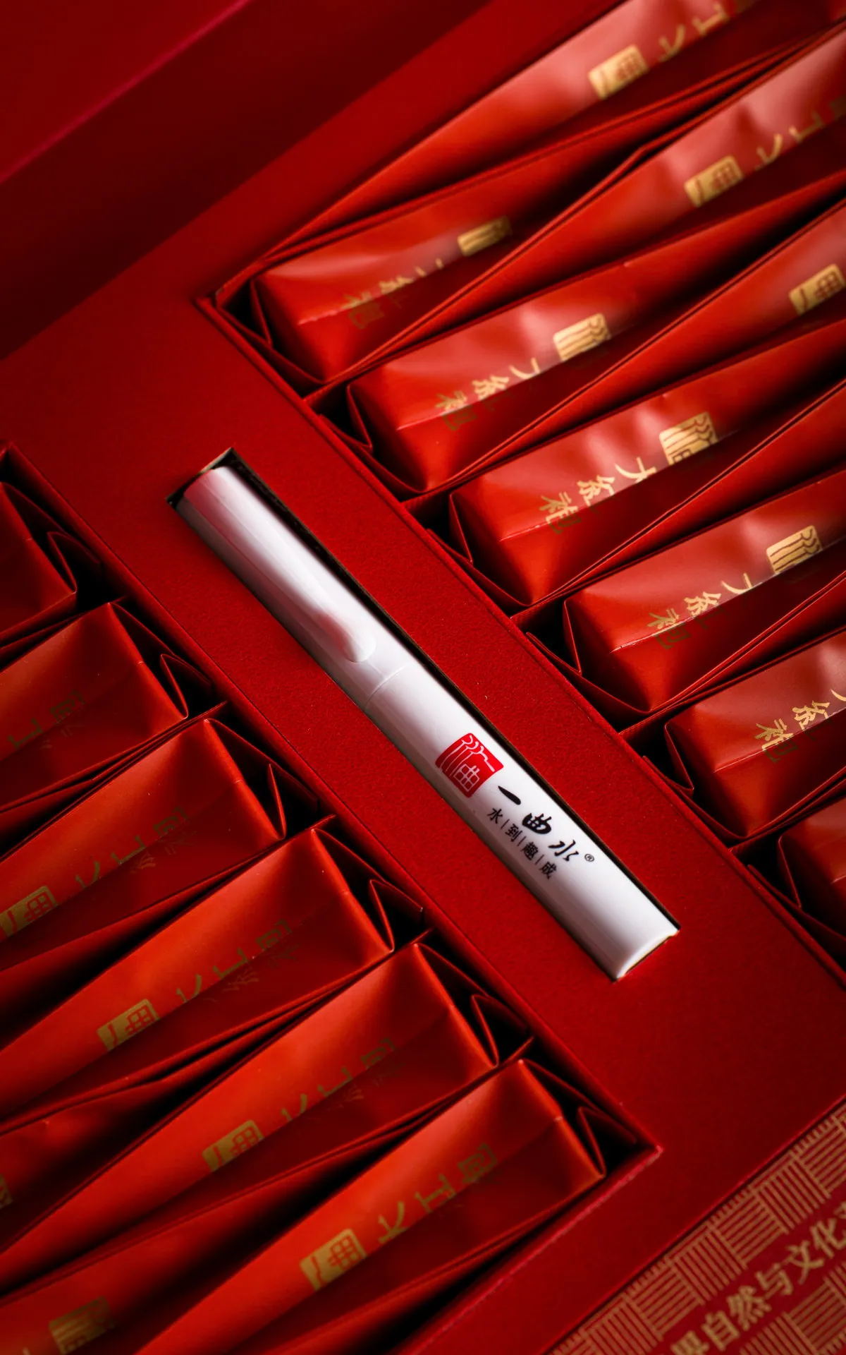 内部细节:罐装与小泡袋陈列