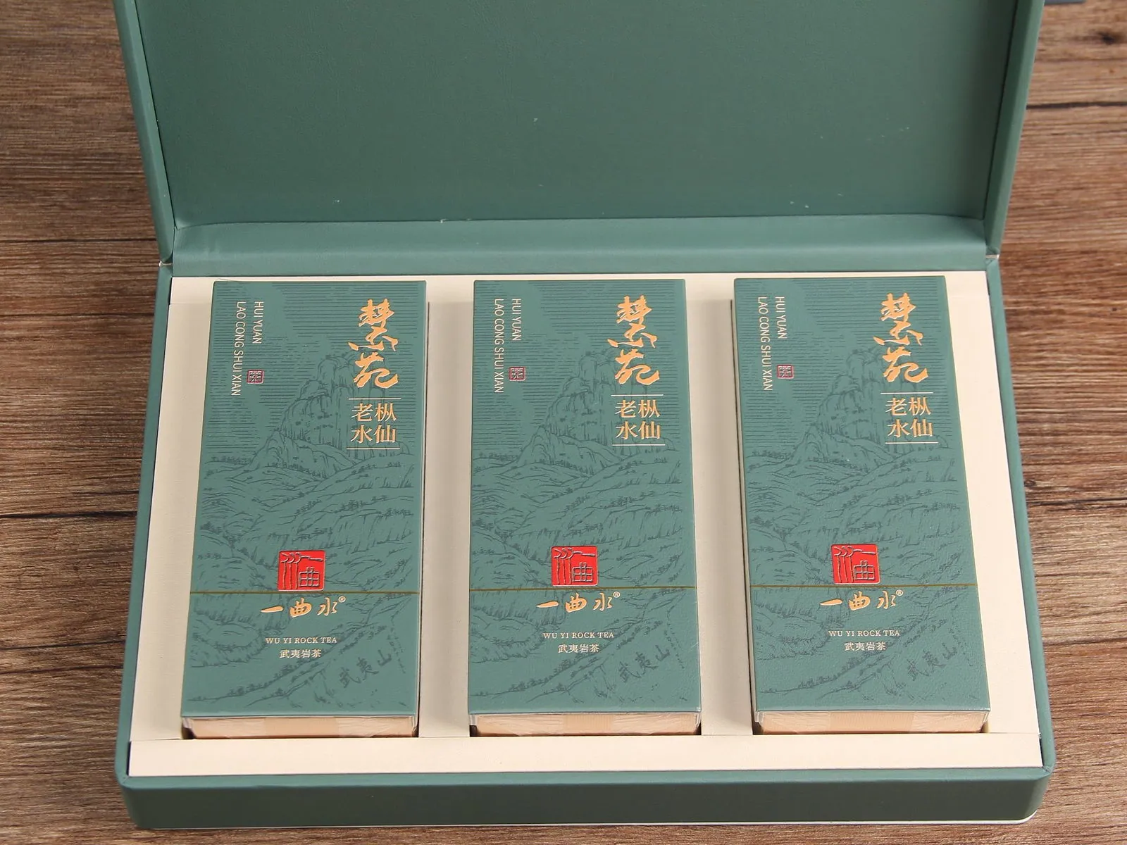 慧苑老枞水仙 · 三小盒陈列（盒盖内绘山纹 + 干茶 + 茶汤）