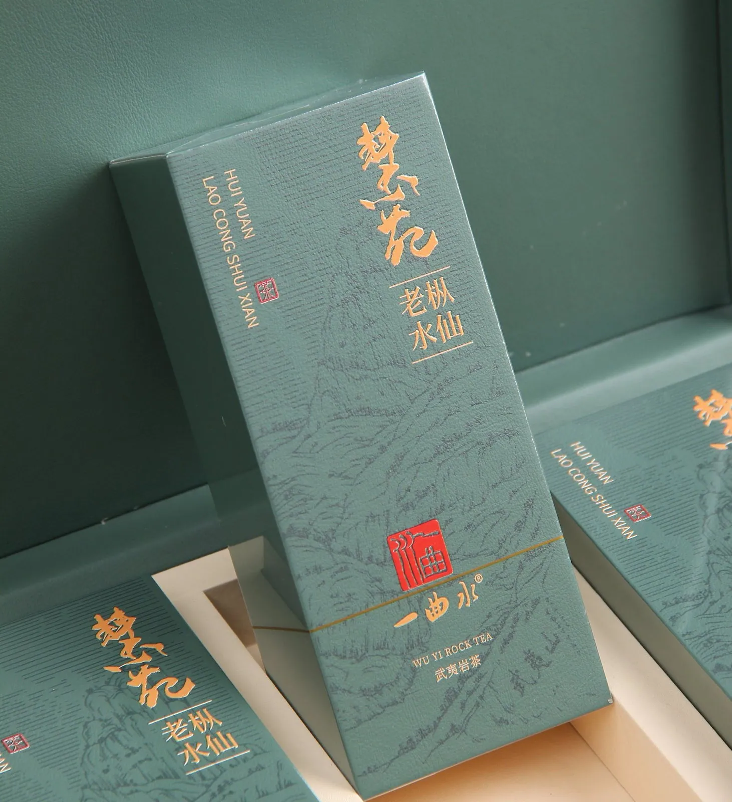 慧苑老枞水仙 · 单泡近景（一盒立于开盖礼盒内 + 盒盖山纹）