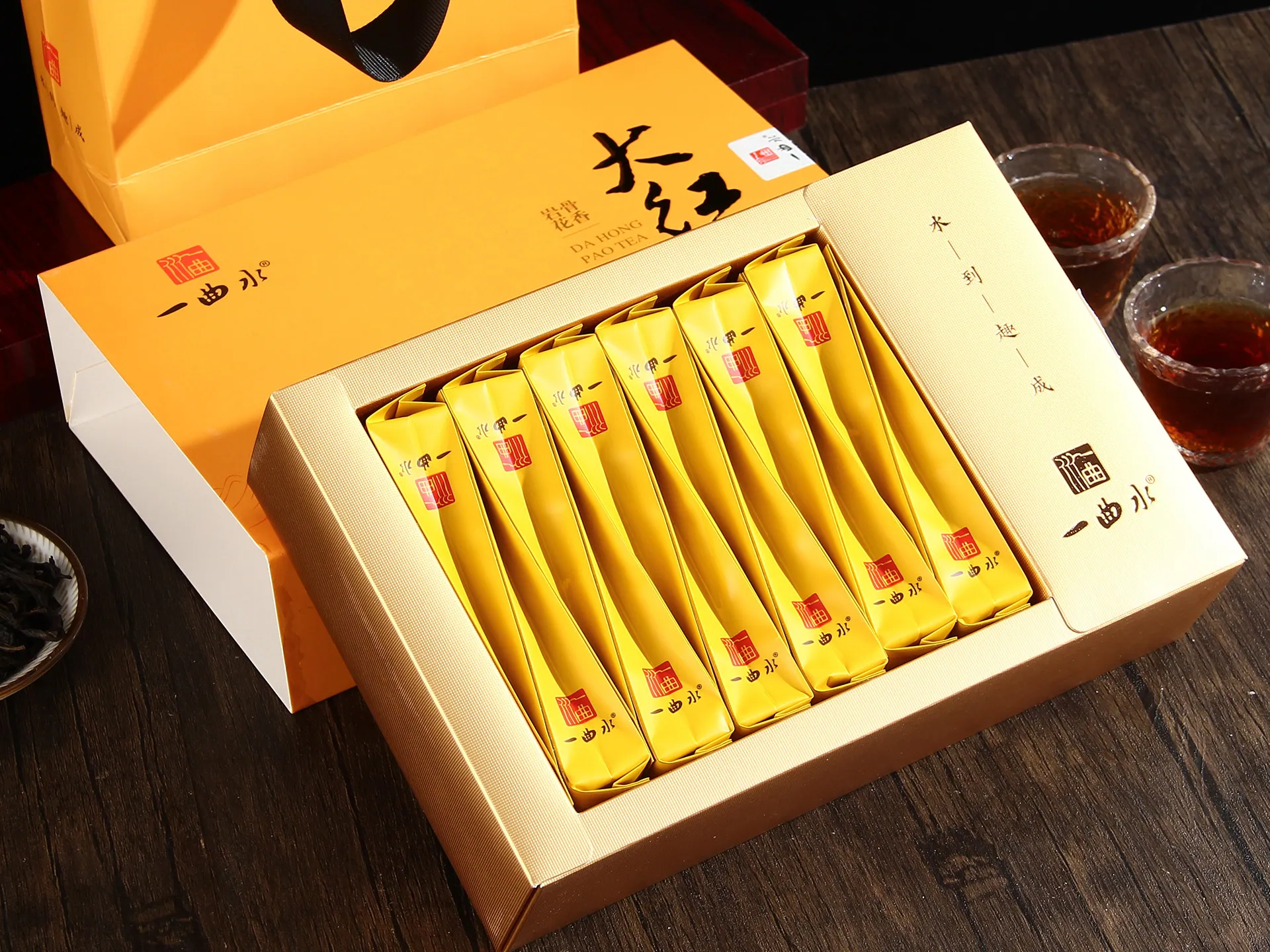 见山大红袍 · 礼盒开盖（6 泡金袋列阵 + 烫金盒面 + 茶汤）