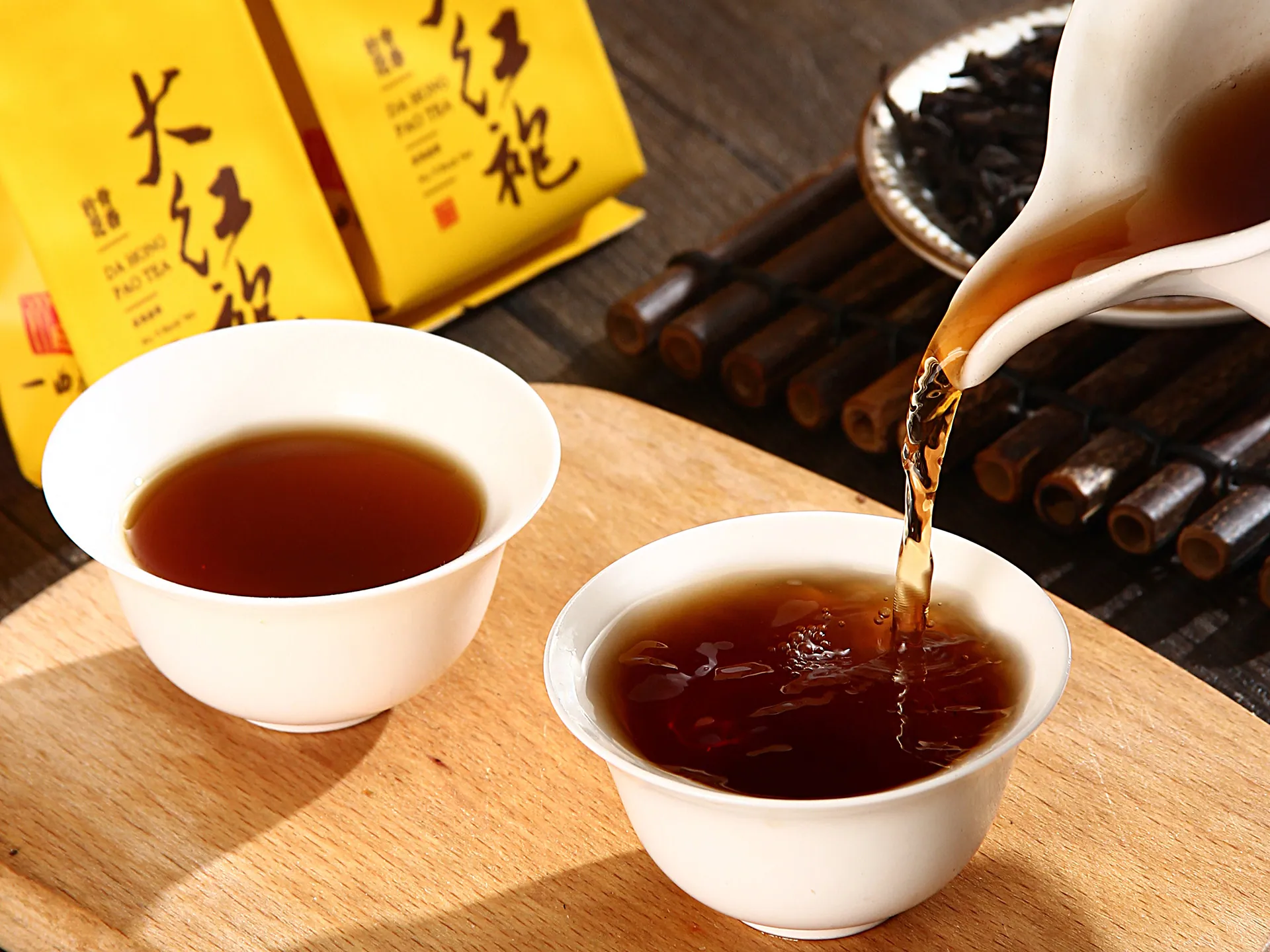 见山大红袍 · 茶汤倒入盖碗（橙红琥珀茶汤 + 干茶 + 金袋背景）
