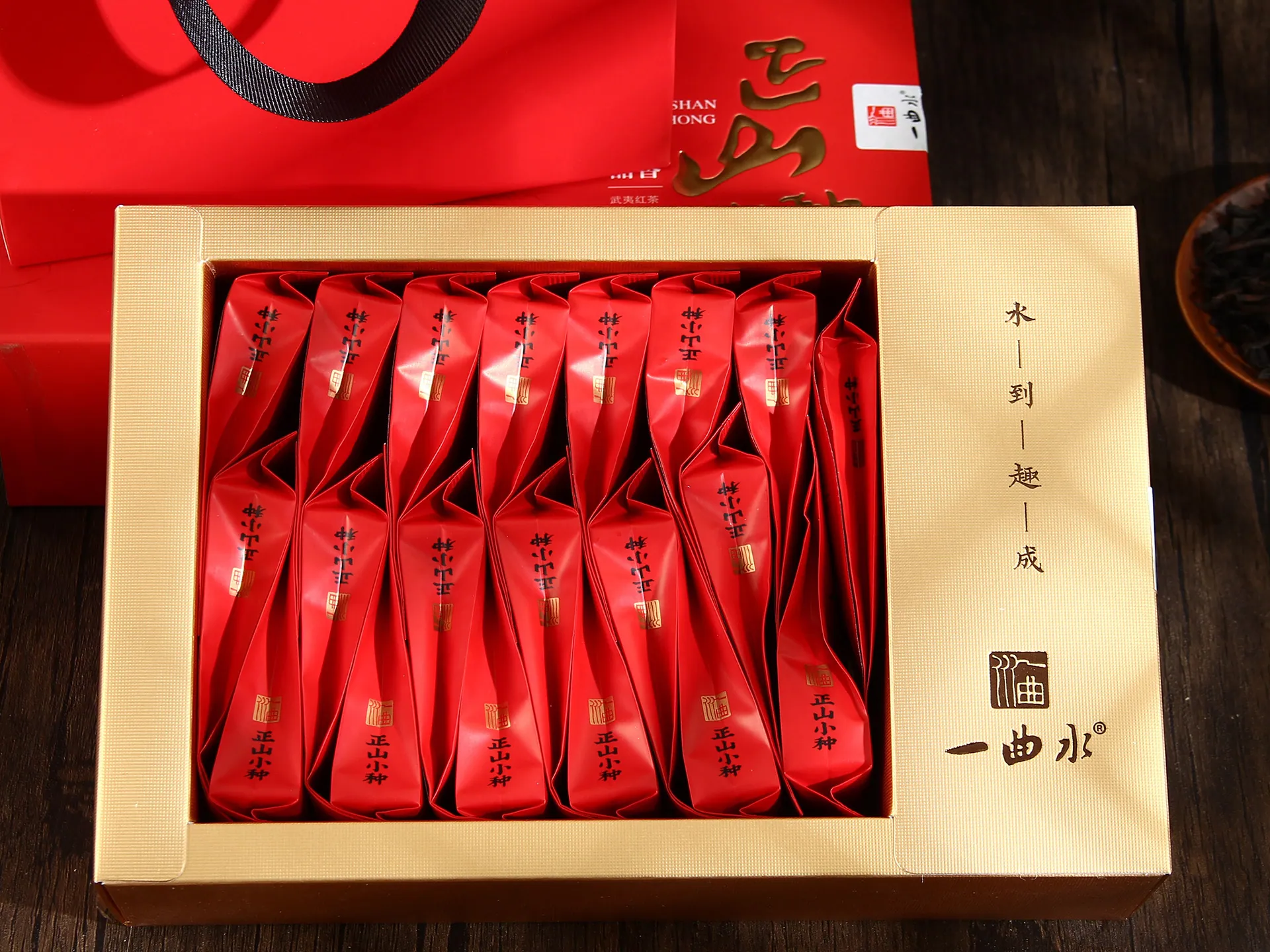 见山正山小种 · 礼盒开盖（10 泡红袋列阵 + 金色盒面 + 干茶）