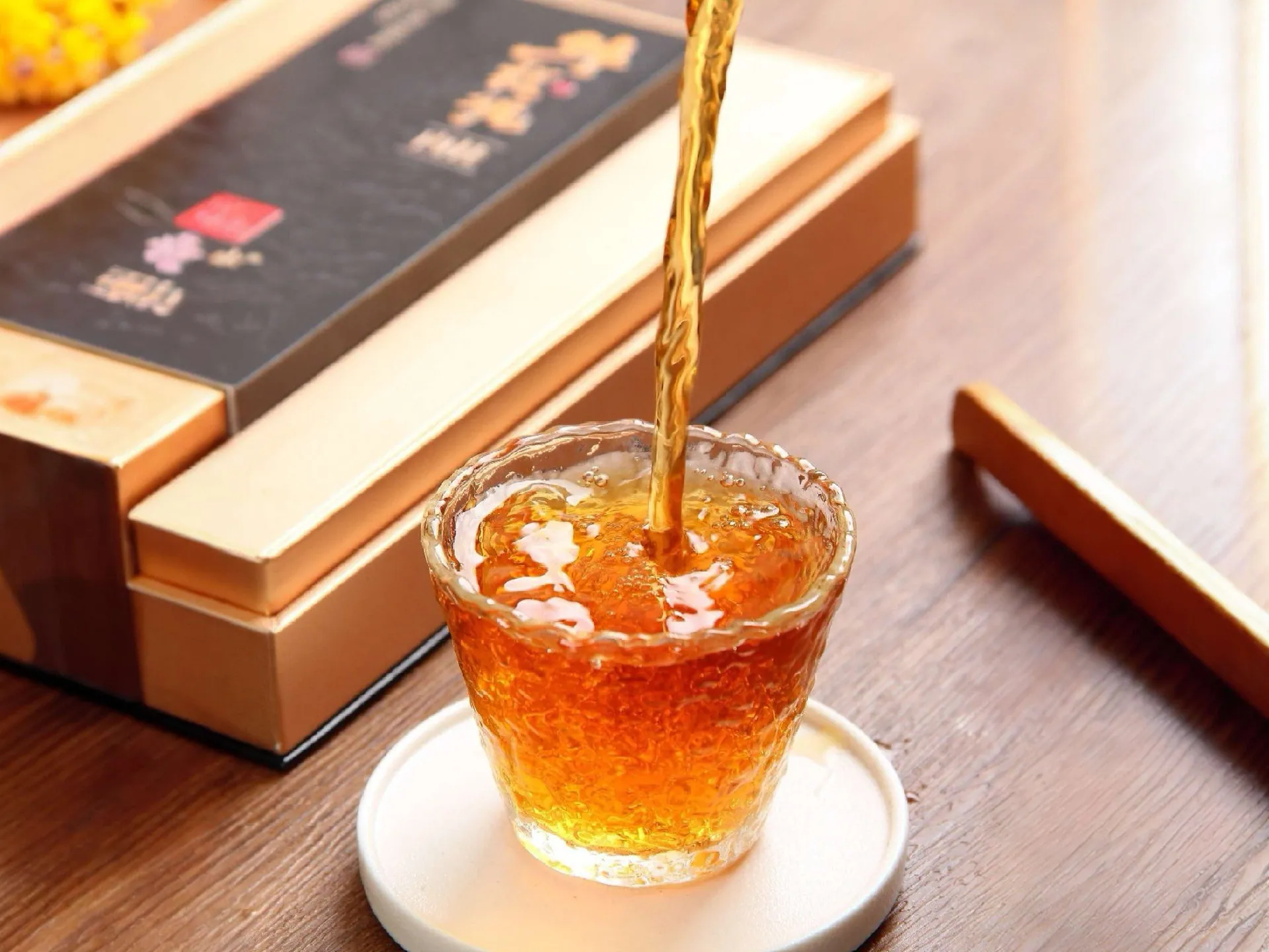 牛栏坑肉桂 · 冲泡瞬间（琥珀茶汤倾入杯中）