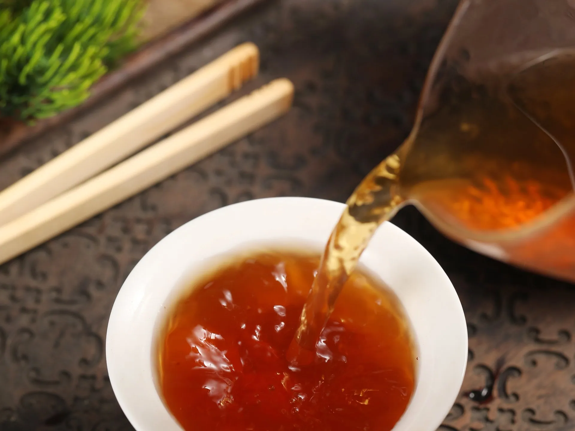 知茗人士® · 肉桂 · 茶汤注水（琥珀橙红 · 注入白瓷盖碗）