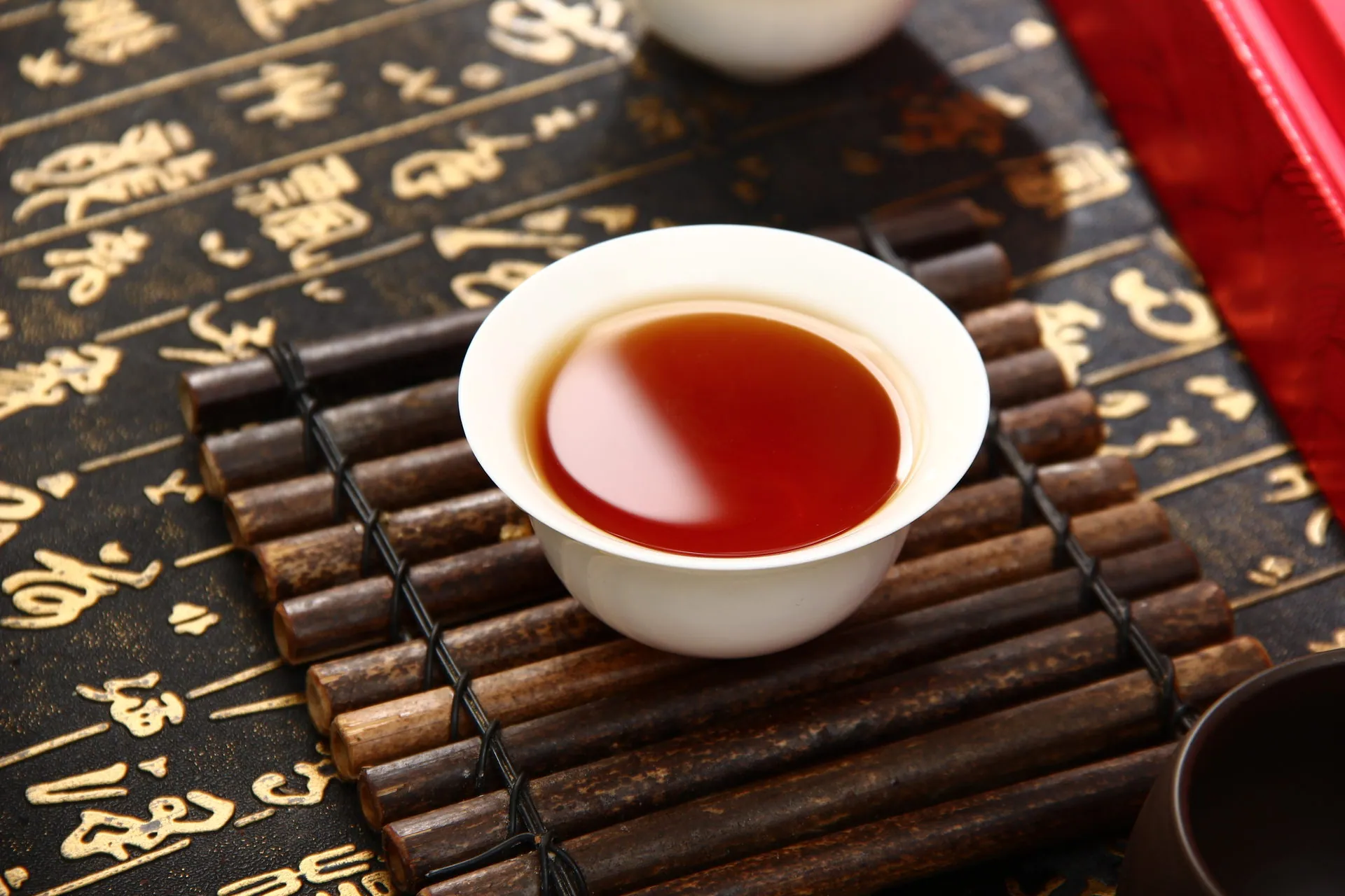 老树红茶 · 一杯红浓茶汤